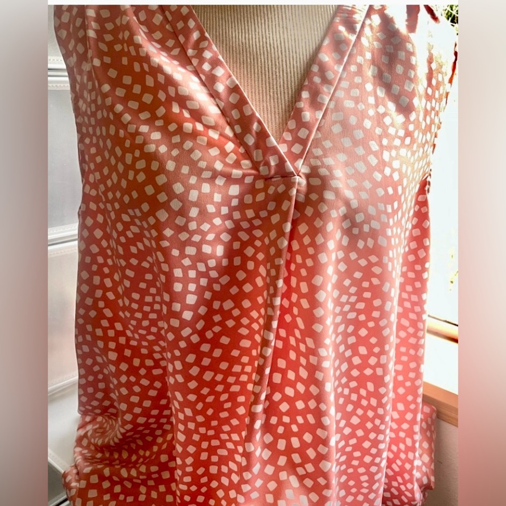 Women's sleeveless v-neck Peach and White Patterned Top, Sz XL